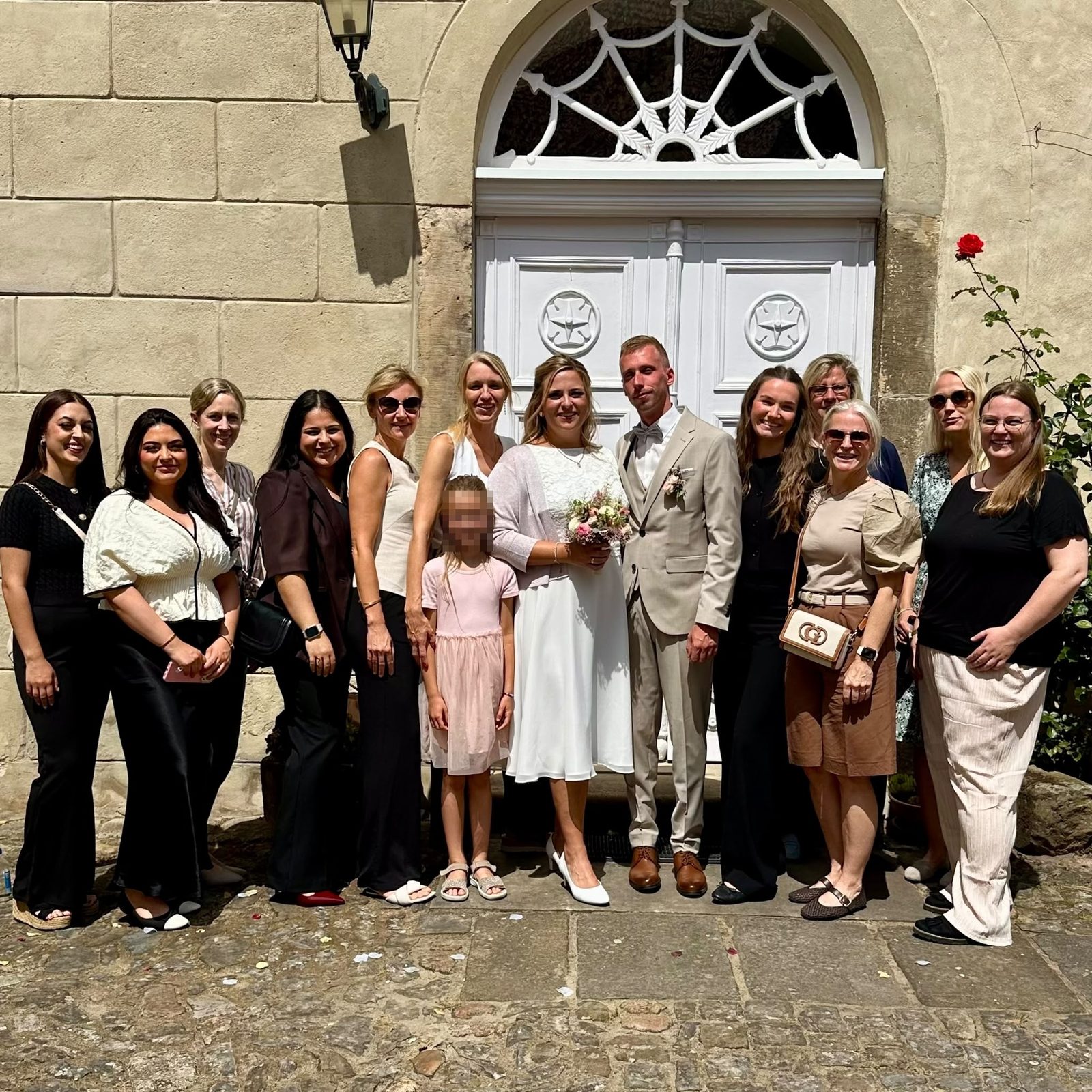 Das Team gratuliert Lea und Patrick zur standesamtlichen Trauung